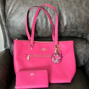 Coach Gallery tote and matching wallet in Fuschia . NWOT smoke free. Perfect!!